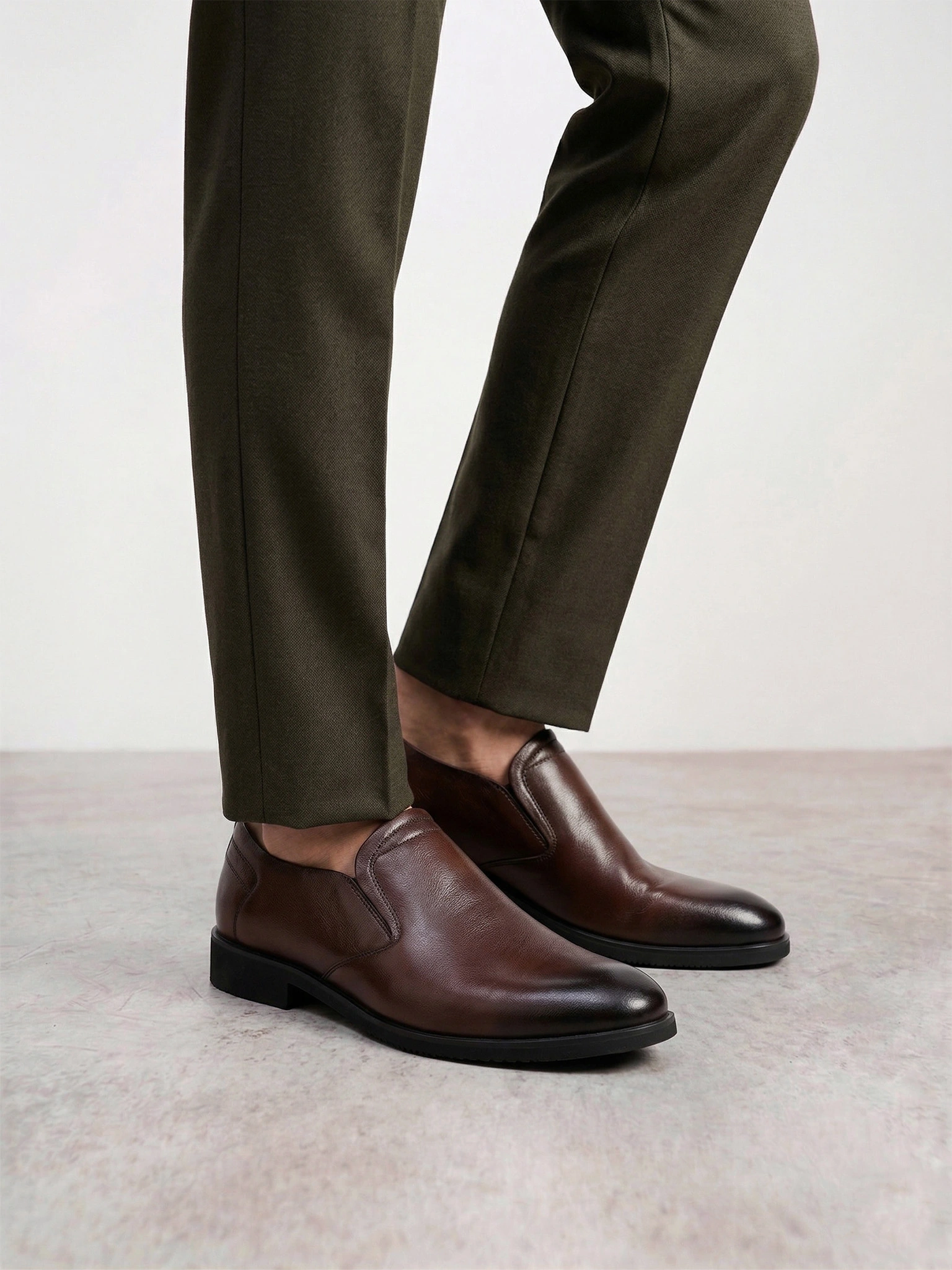 Туфли коричневого цвета с эластичными вставками на низком каблуке